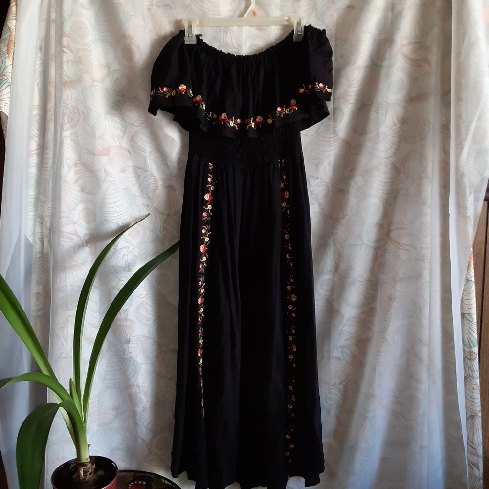 Embroidered Off Shoulder Midi Dress - Picture 9 of 11